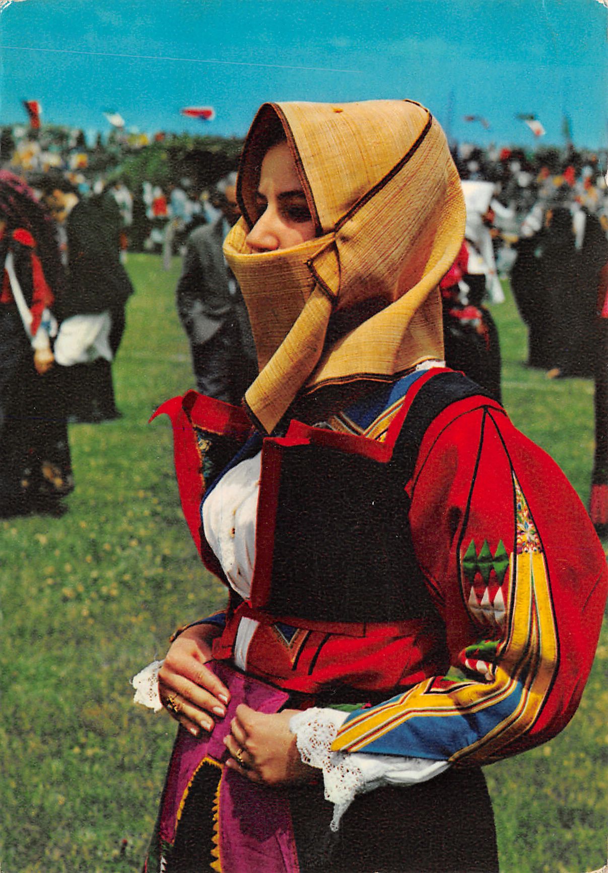 Cartolina Orgosolo costumi sardi donna 1977 sfilata (Nuoro)