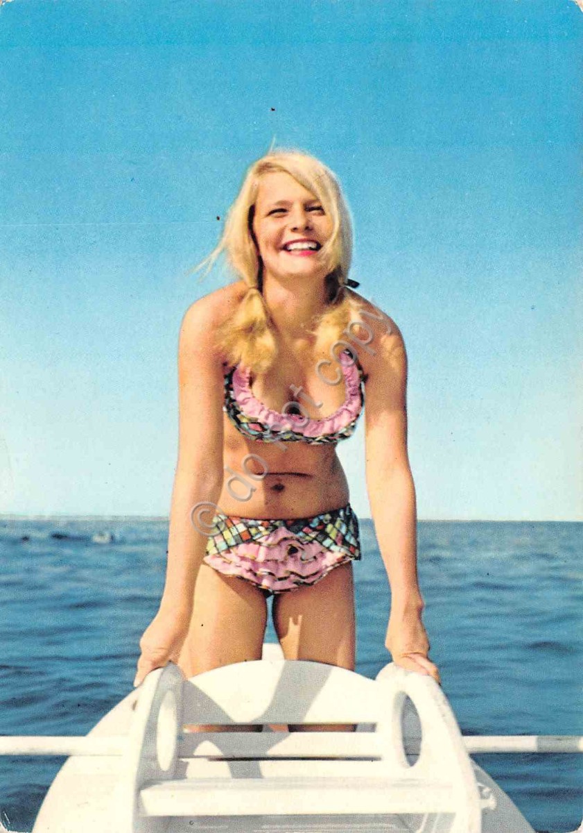 Cartolina Pin up bikini fantasia rosa in mare 1964