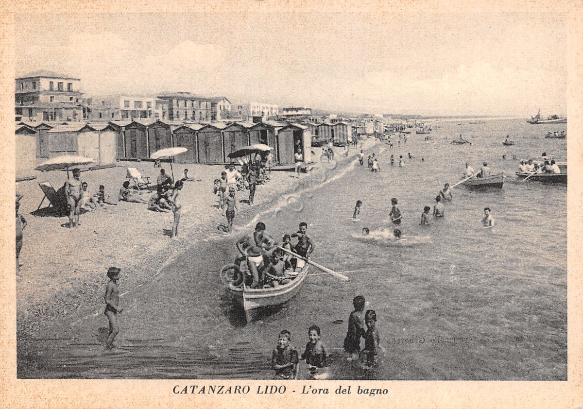 Cartolina Catanzaro Lido ora del bagno spiaggia animata barca stabilimento cabin