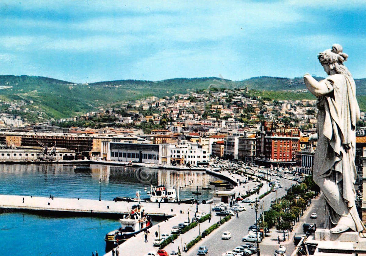 Cartolina Trieste la Riva strada statua barche auto
